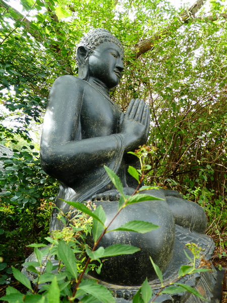 2m sitzender Buddha